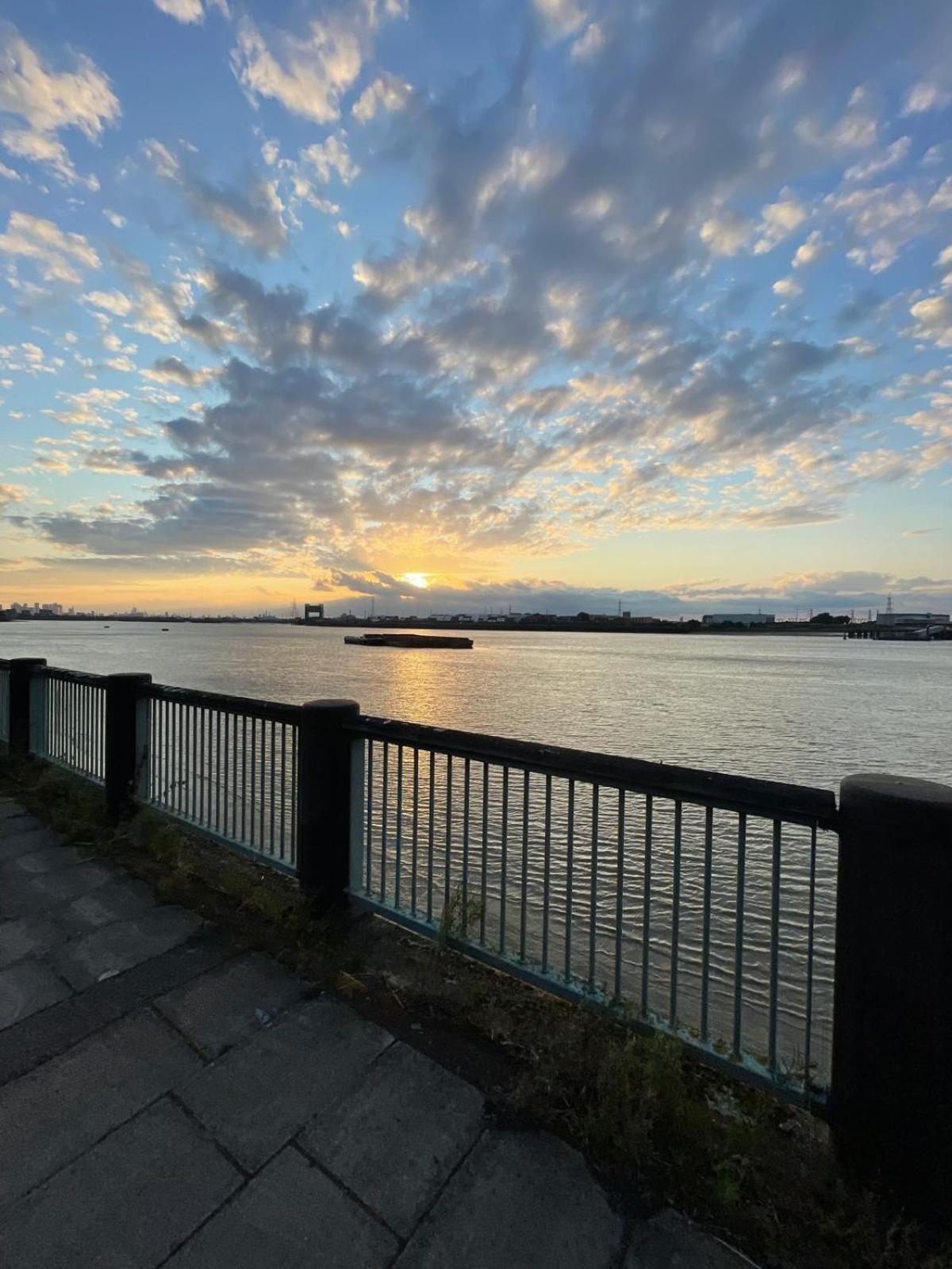 Fantastic Studio, Private Bathroom And Mini Kitchen. Thamesmead  ภายนอก รูปภาพ