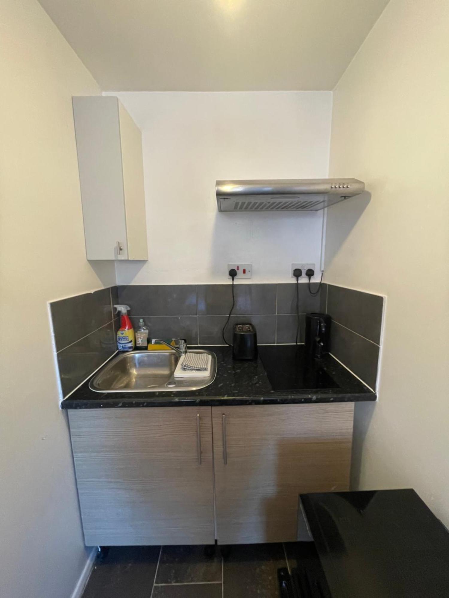 Fantastic Studio, Private Bathroom And Mini Kitchen. Thamesmead  ภายนอก รูปภาพ